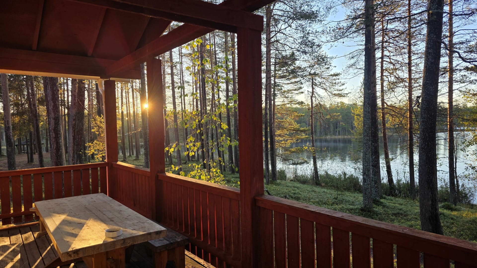 Jatkonsalmen pääpirtiltä kuva Jatkonjärvelle missä aurinko nousee syysaamuna