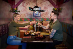 ihmisiä syömässä