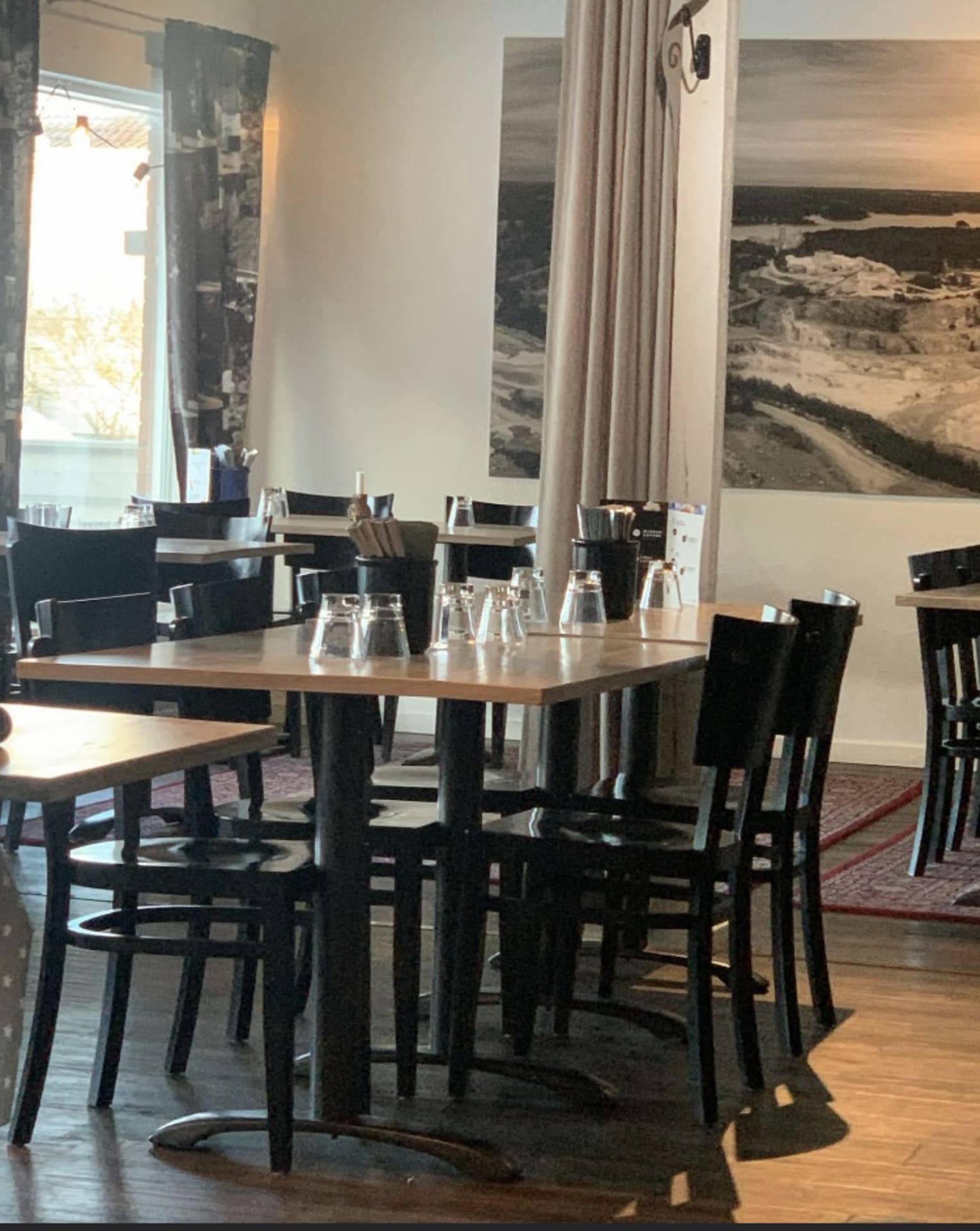 viihtyisässä ravintolasalissamme on 80 asiakaspaikkaa. viihtyisässä ravintolasalissamme on 80 asiakaspaikkaa.