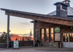 Ulkokuva luontokeskuksesta pääoven vierestä. Kuva :Juuso Ritari