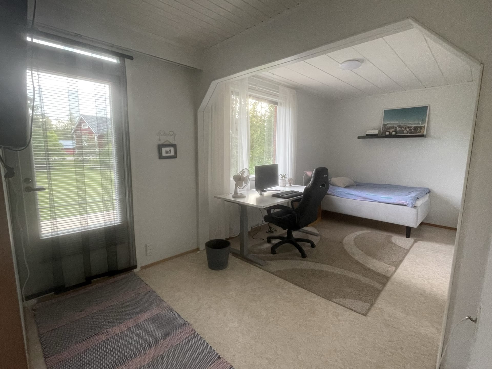 Bedroom 1 with 120 cm bed and desk. Exit to the terrace.