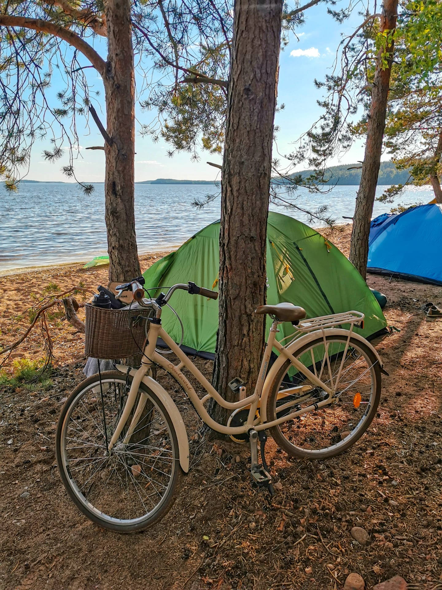 Polkupyörä ja teltta rannalla
