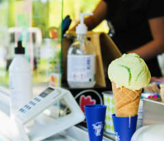 Jäätelökioskin tiski, jäätelötötterö etualalla