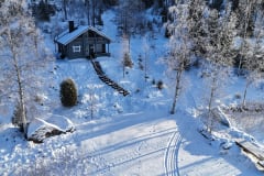 Lomamökki talvella ilmakuvassa