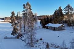 Lomamökki ja ranta talvella