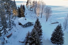 Lomamökki talvella ilmakuvassa
