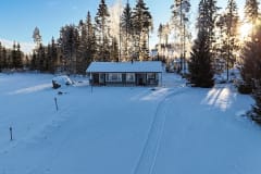 Lomamökki talvella auringonpaisteessa