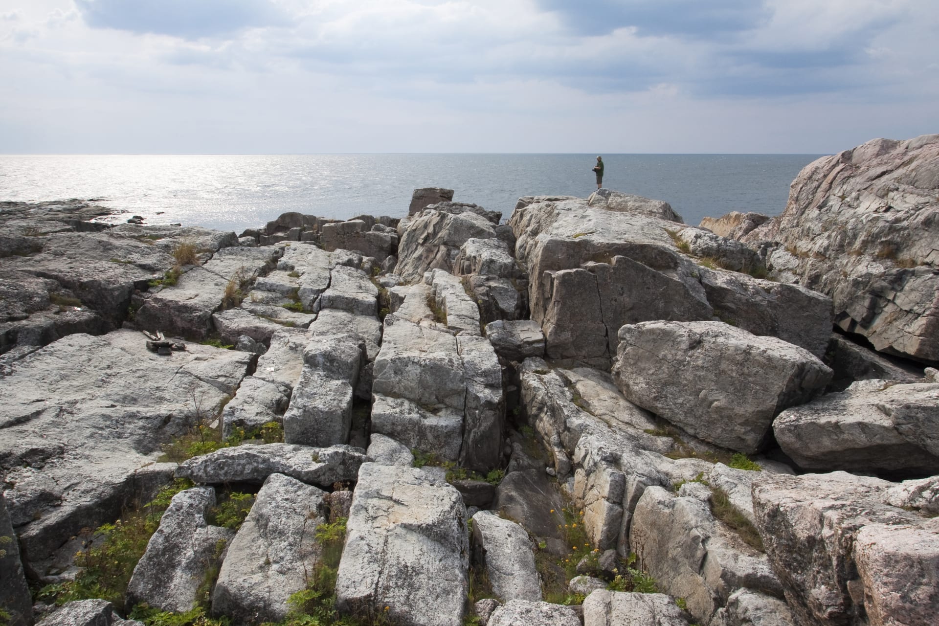 Iso-Pietarin kallioista ja louhikkoista länsikärkeä Luvian saaristossa Selkämeren kansallispuistossa. Kuva: Timo Nieminen. Iso-Pietarin kallioista ja louhikkoista länsikärkeä Luvian saaristossa Selkämeren kansallispuistossa. Kuva: Timo Nieminen.