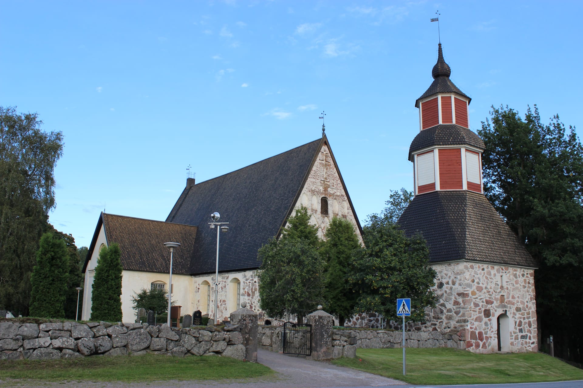 Pyhän Laurin kirkko ja kellotapuli