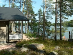 Villa Kukasjärven terassilta avautuu kaunis järvimaisema. A beautiful lake view opens up from the terrace of Villa Kukasjärvi. Children on the pier. Lapset laiturilla.