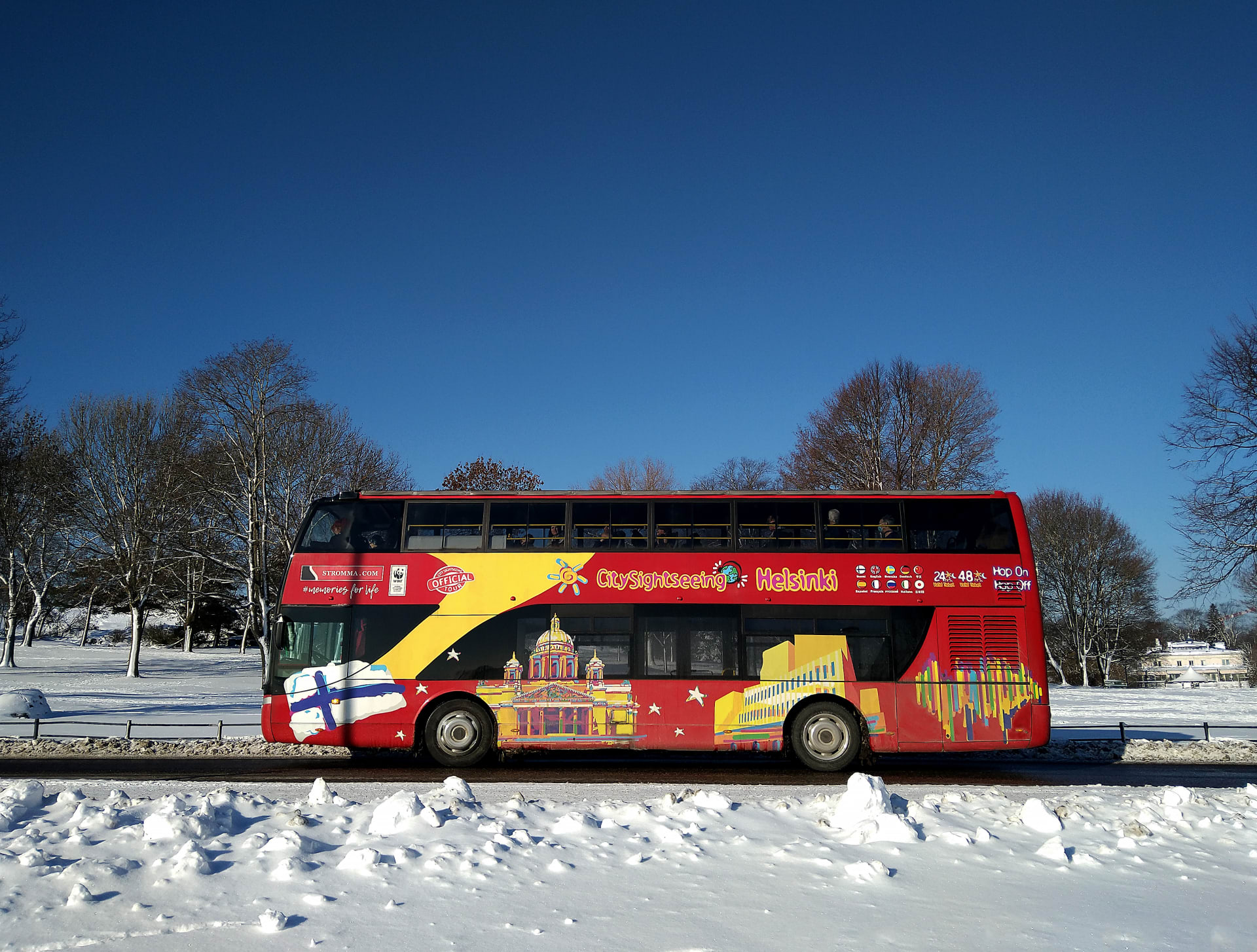Double decker sightseeing bus in Kaivopuisto in winter