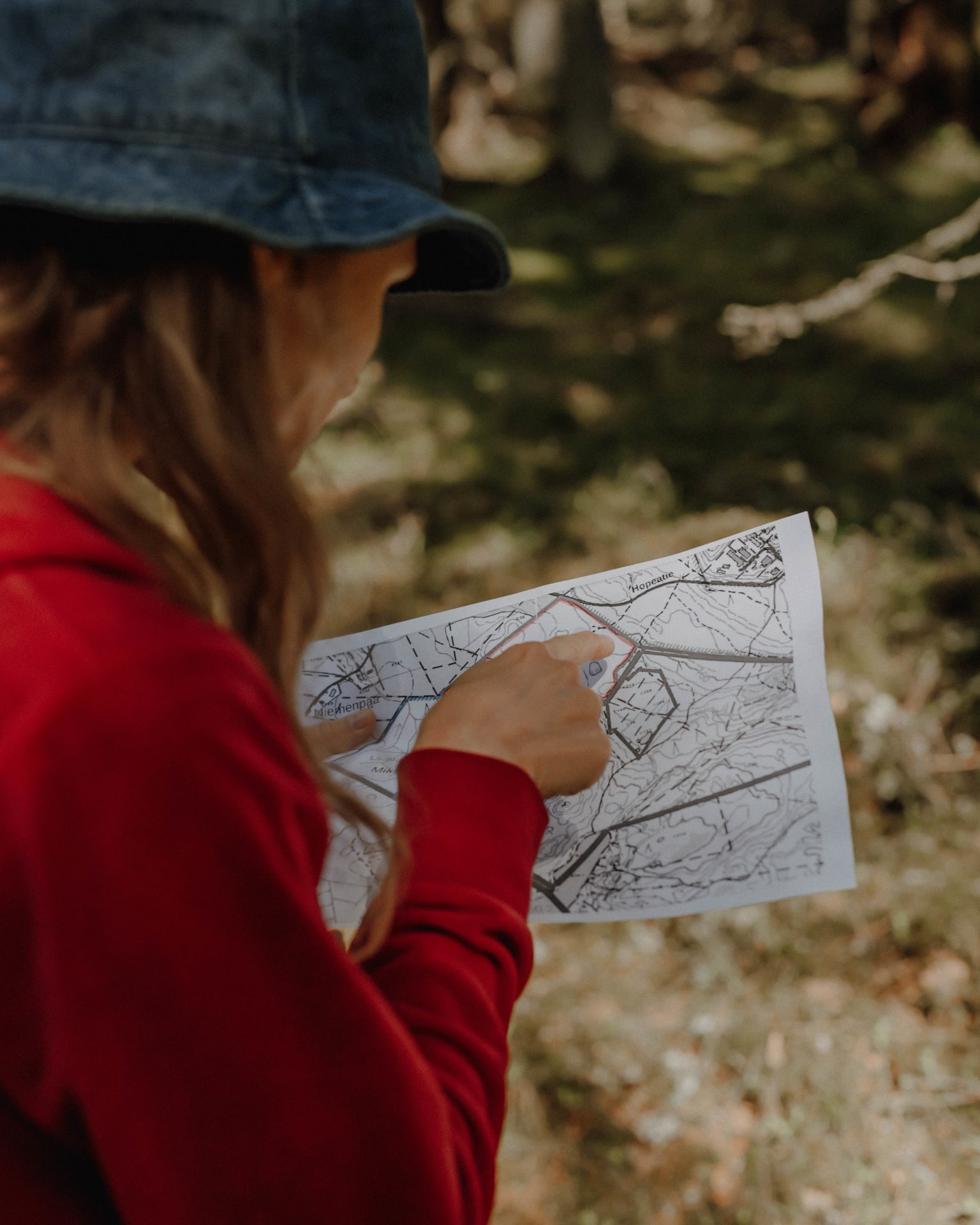 Nainen tutkii karttaa Tiitiäisen metsästä.