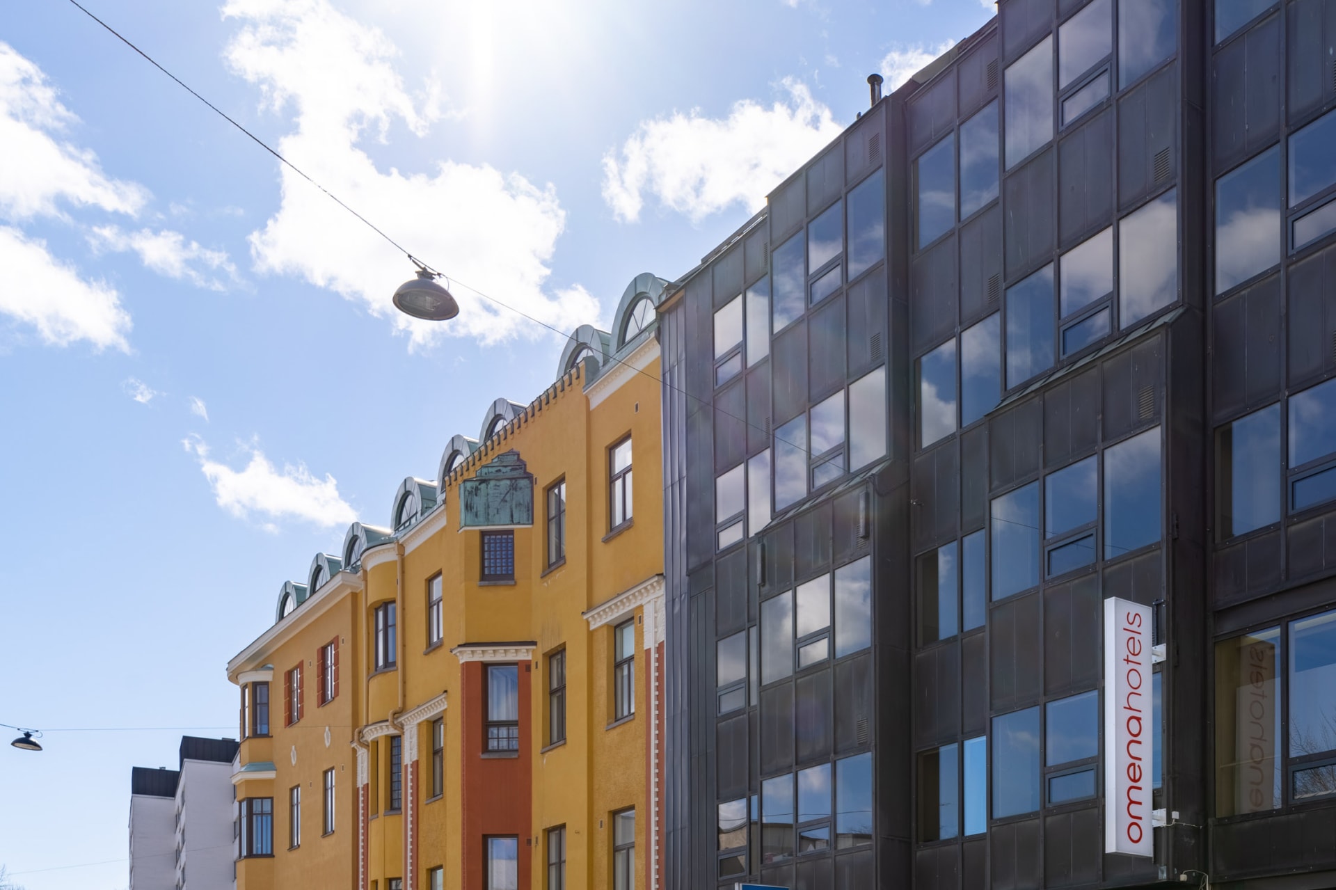 Turun Kauppiaskadun Omena-hotellin julkisivu Turun Kauppiaskadun Omena-hotellin julkisivu