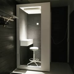 Puhelinkoppi etätyötilan eteisessä