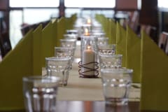 Ravintola Huipussa onnistuvat ruokailut isommillekin ryhmille, niin juhliin kuin kokouksiin.