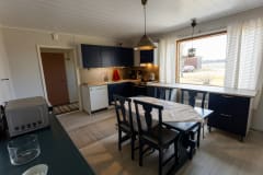 Talo peltojen keskellä Punkalaitumella