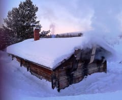 Seita hotellin savusauna lämpiää