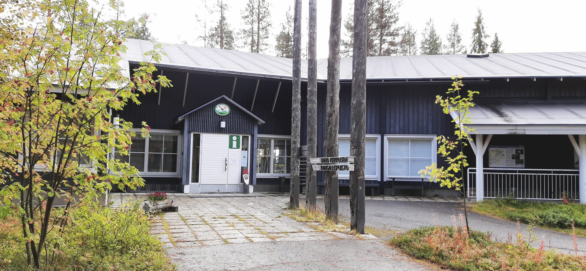 A building with rowans in autumn colours in the yard. Rakennus jonka edessä on pihlajia syysväreissä. Photo Sisli Piisilä