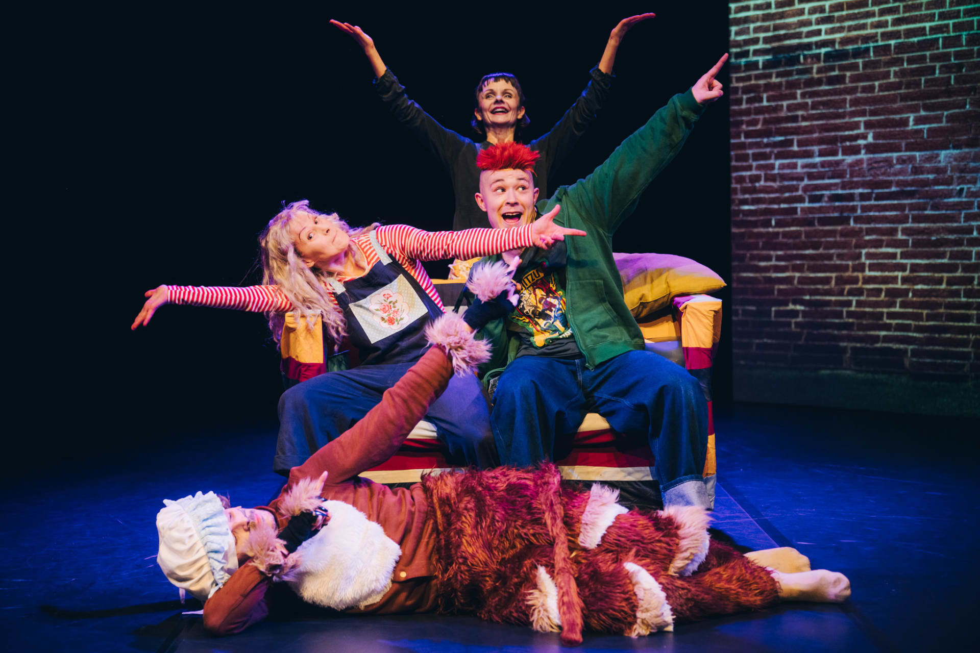 Tarinan henkilöt sohvalla ja sen ympärillä. Tarinan henkilöt sohvalla ja sen ympärillä.