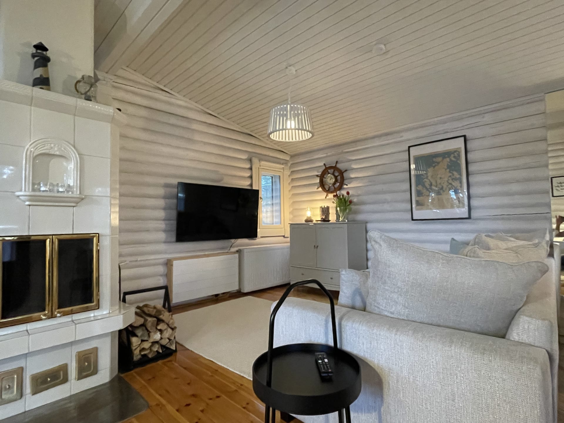 Olohuoneessa on älyTV ja takka Olohuoneessa on älyTV ja takka