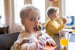 Lapsi herkuttelemassa