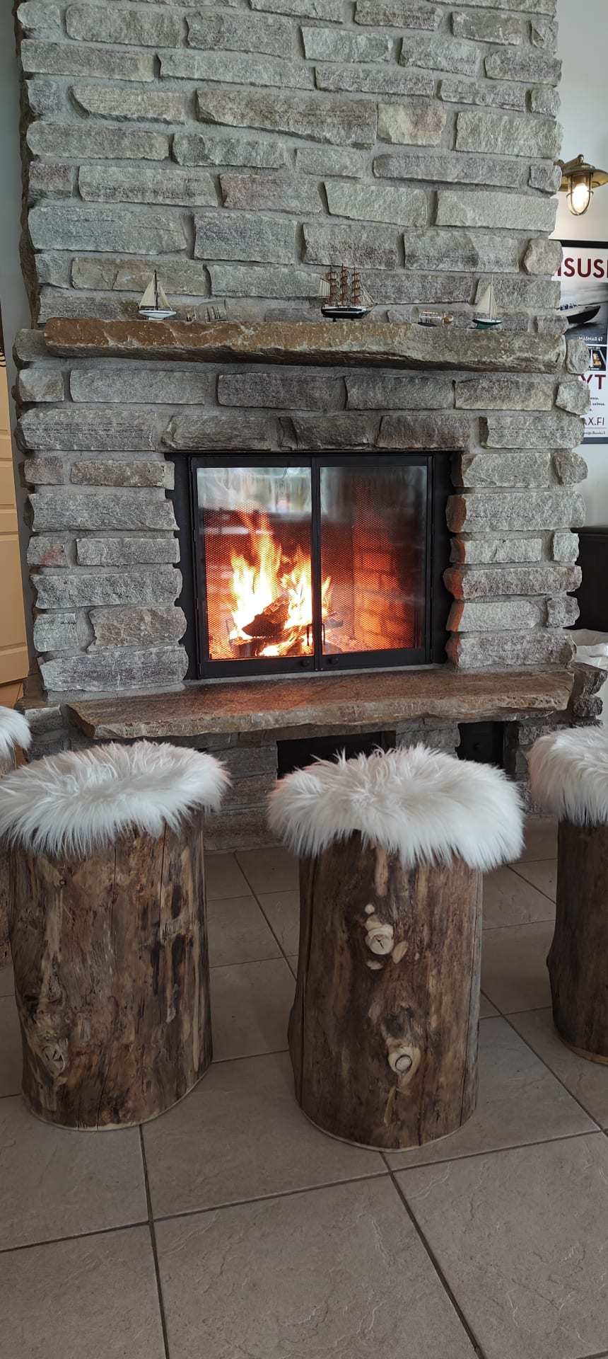 Kommodorin tunnelmallinen takka Kommodorin tunnelmallinen takka