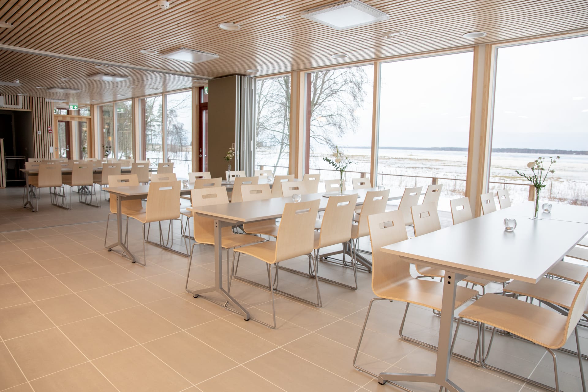 Kokoustila Aava merelle päin.