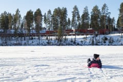 Lapsia ja aikuisia ulkona talvella