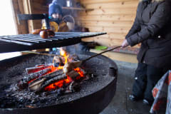 Makkaran ja tikkupullan paistoa