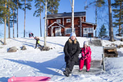 Lapsia ja aikuisia ulkona talvella