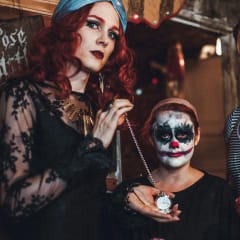 60 minuuttia täynnä sirkusmysteeriä! Ratkaise pulmat ja avaa lukot yhdessä, jotta voitte paljastaa kaikki friikin sirkuksen salaisuudet