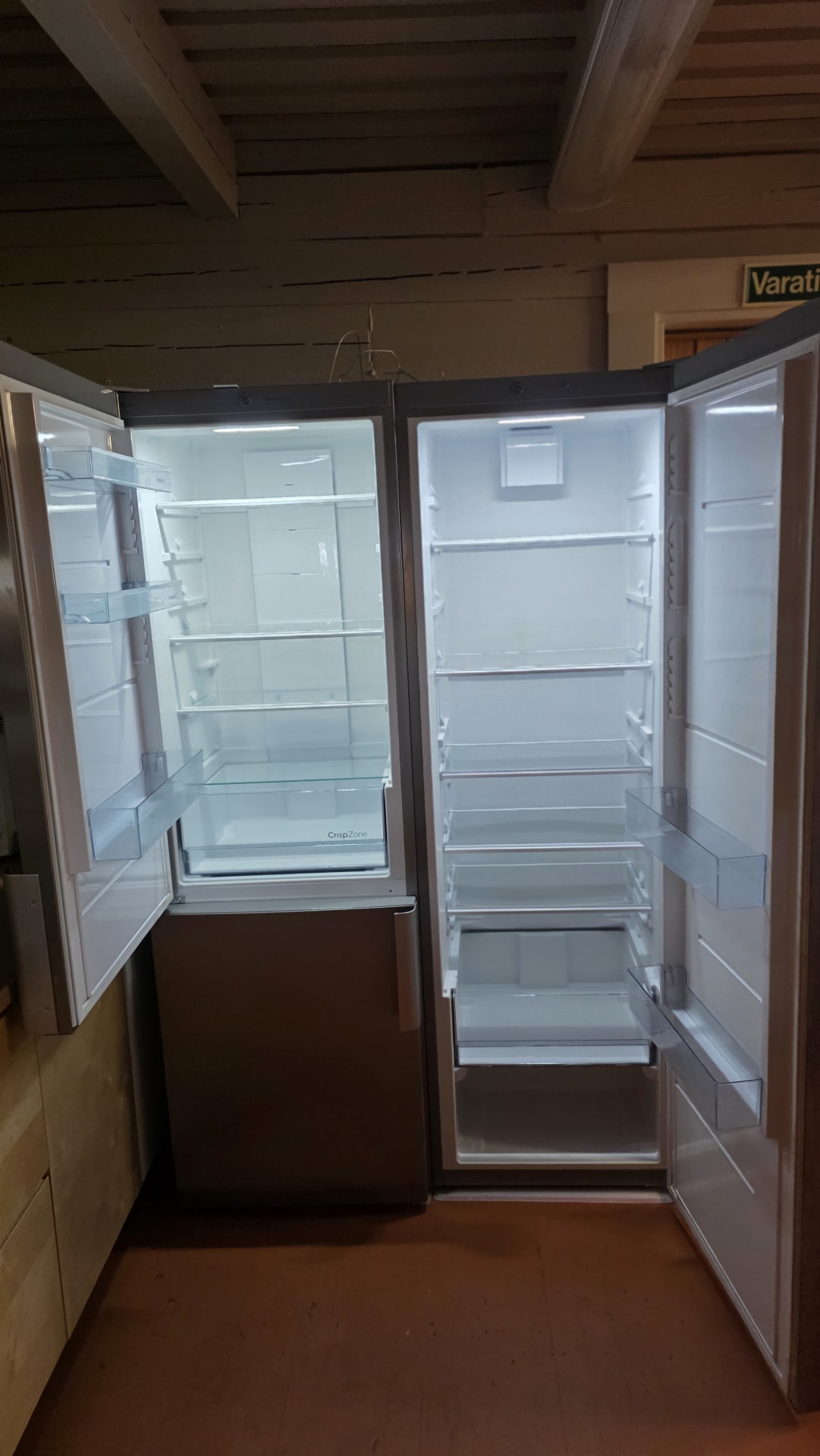 Jatkonsalmen pääpirtin keittiössä on iso jääkaapi ja pakastin