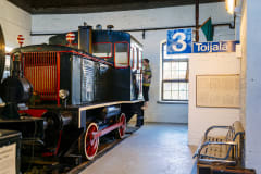 Mies kurkistaa sisälle veturiin.