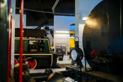 Vetureita ja laitteita museon sisällä