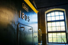 Veturin kylki ja museon ikkuna