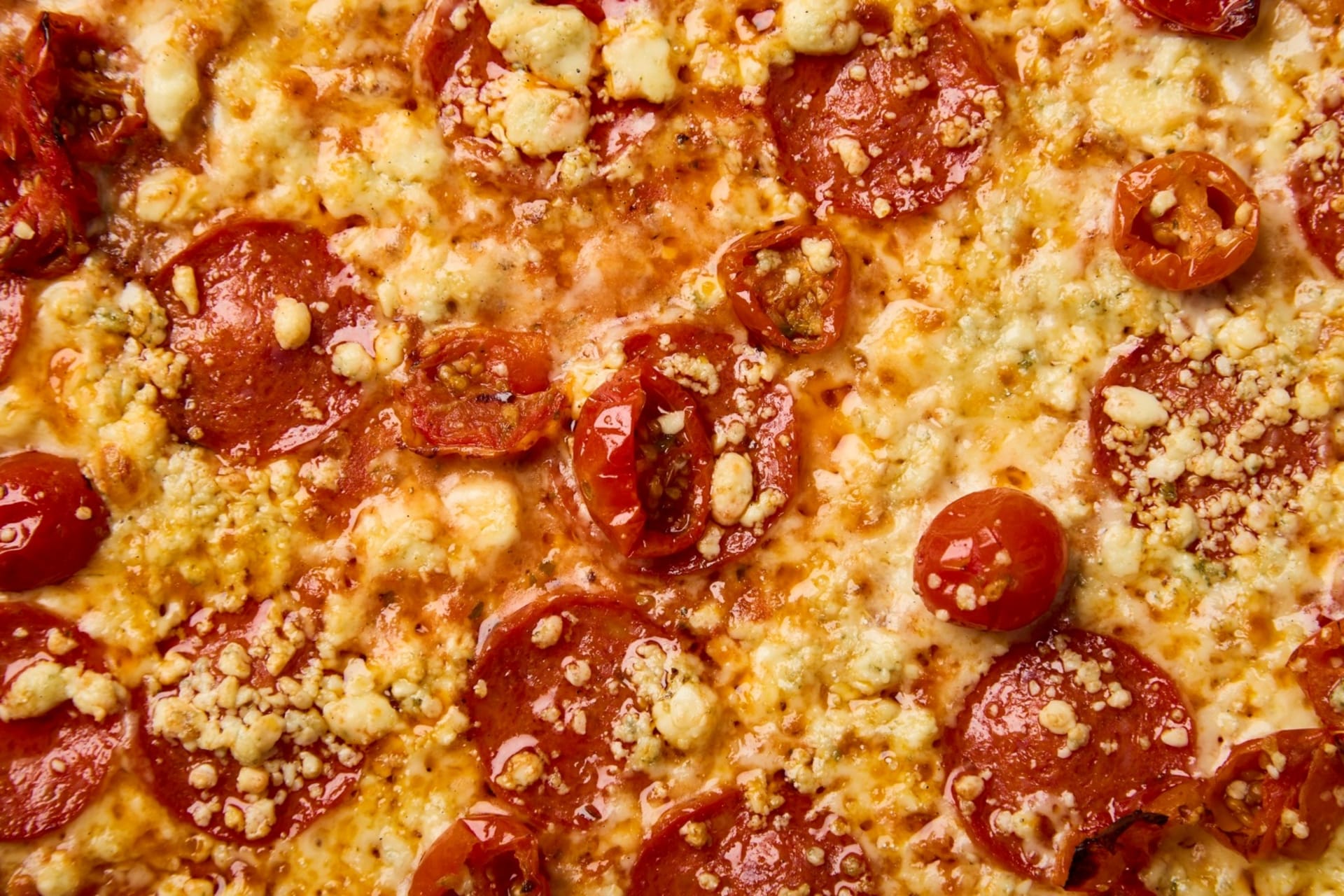 Pepes is a classic pizza with pepperoni, semi-dried tomatoes and Aura blue cheese. The strong, salty and slightly hot f lavours are a combination of classic American-Italian  style with a Finnish twist.