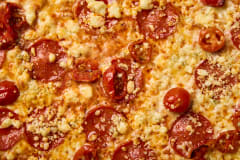 Pepes is a classic pizza with pepperoni, semi-dried tomatoes and Aura blue cheese. The strong, salty and slightly hot f lavours are a combination of classic American-Italian style with a Finnish twist.