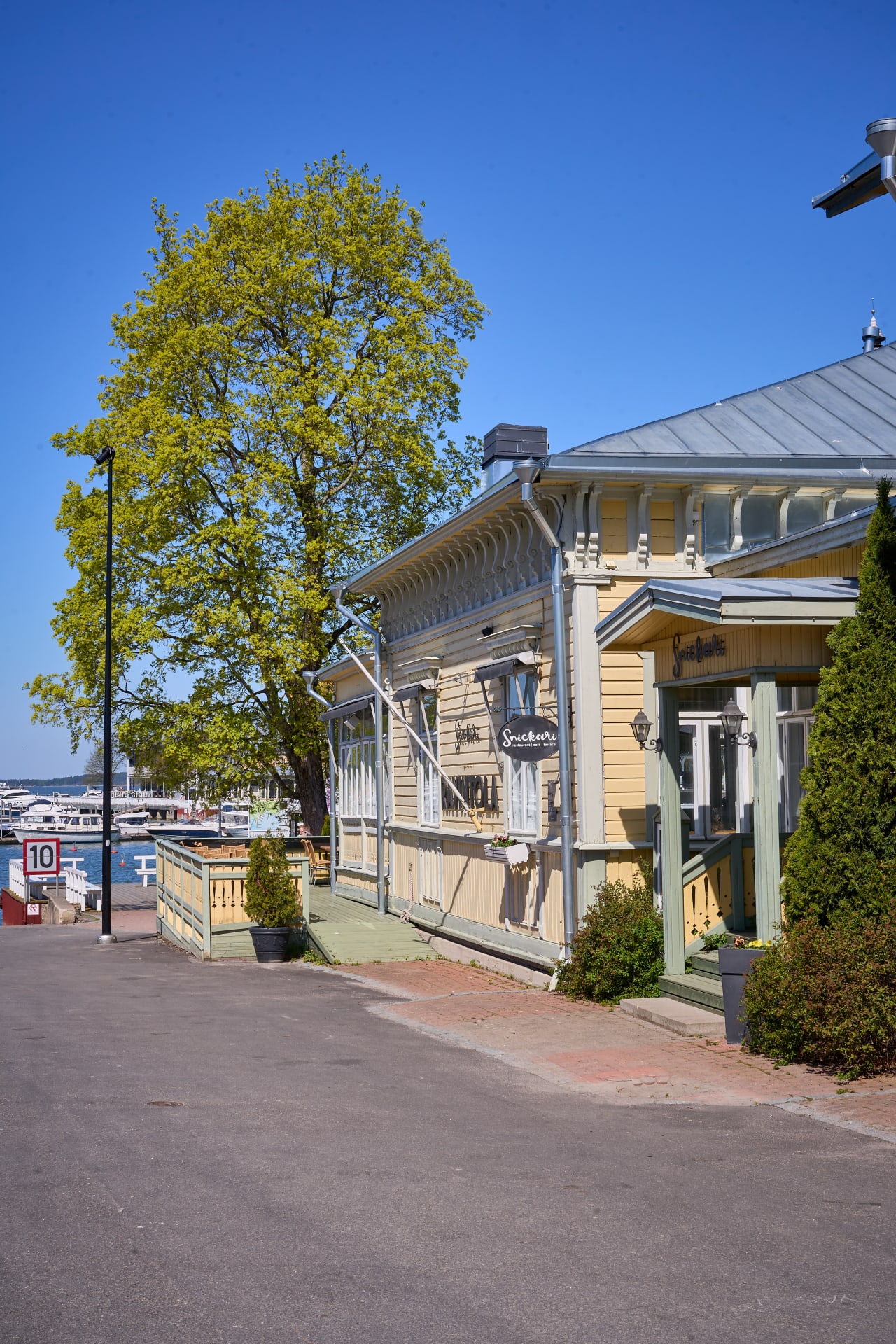 Ravintolan ulkokuva, merenrannalla Ravintolan ulkokuva, merenrannalla