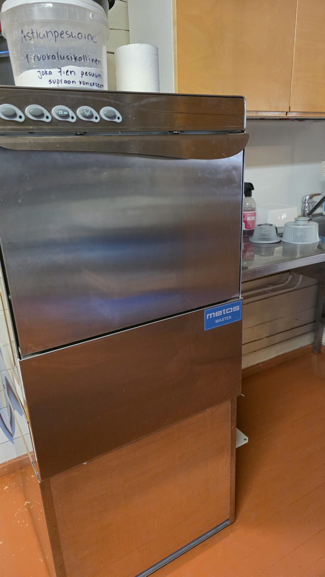 Jatkonsalmen pääpirtin keittiössä on suurtalouskeittiön tiskikone