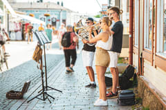 Katusoittajat soittavat Vanhassa Raumassa kesällä.