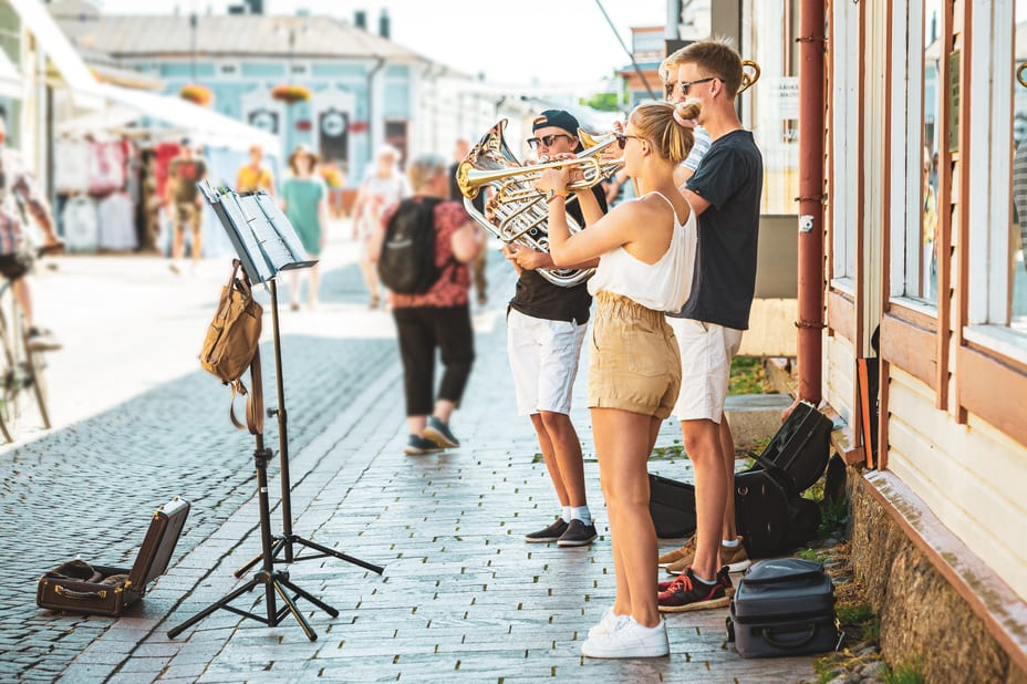 Katusoittajat soittavat Vanhassa Raumassa kesällä.