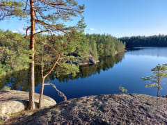Kallion päältä kuvattuna tyyni järvi ilta-auringossa