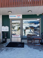 Ikkuna ja ovi työtilaan Ylläsjärvellä