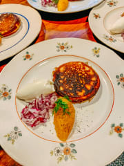 Kala-alkupala lautasella. Fish appetizer on a plate.