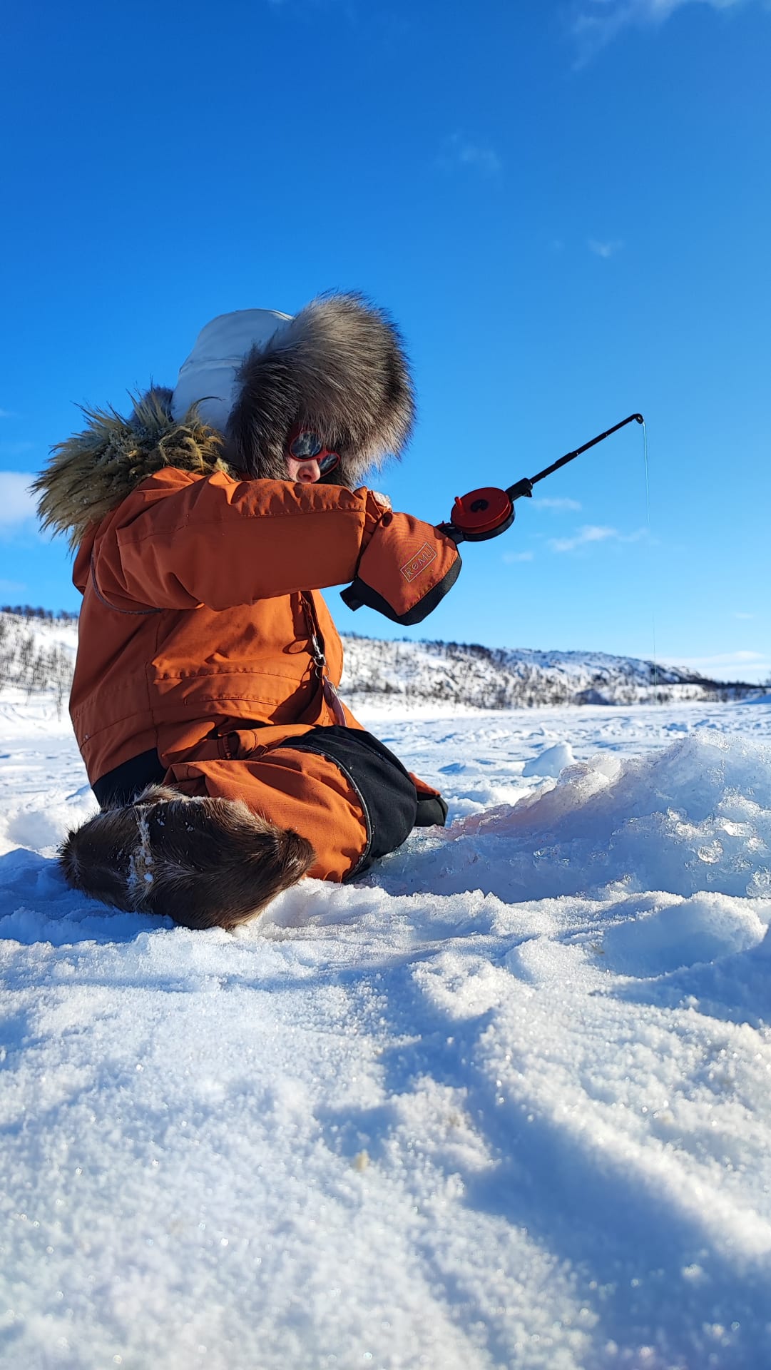 Ice-fishing is a nice activity for whole family. Pilkkiminen on sopiva ohjelma myös lapsille.