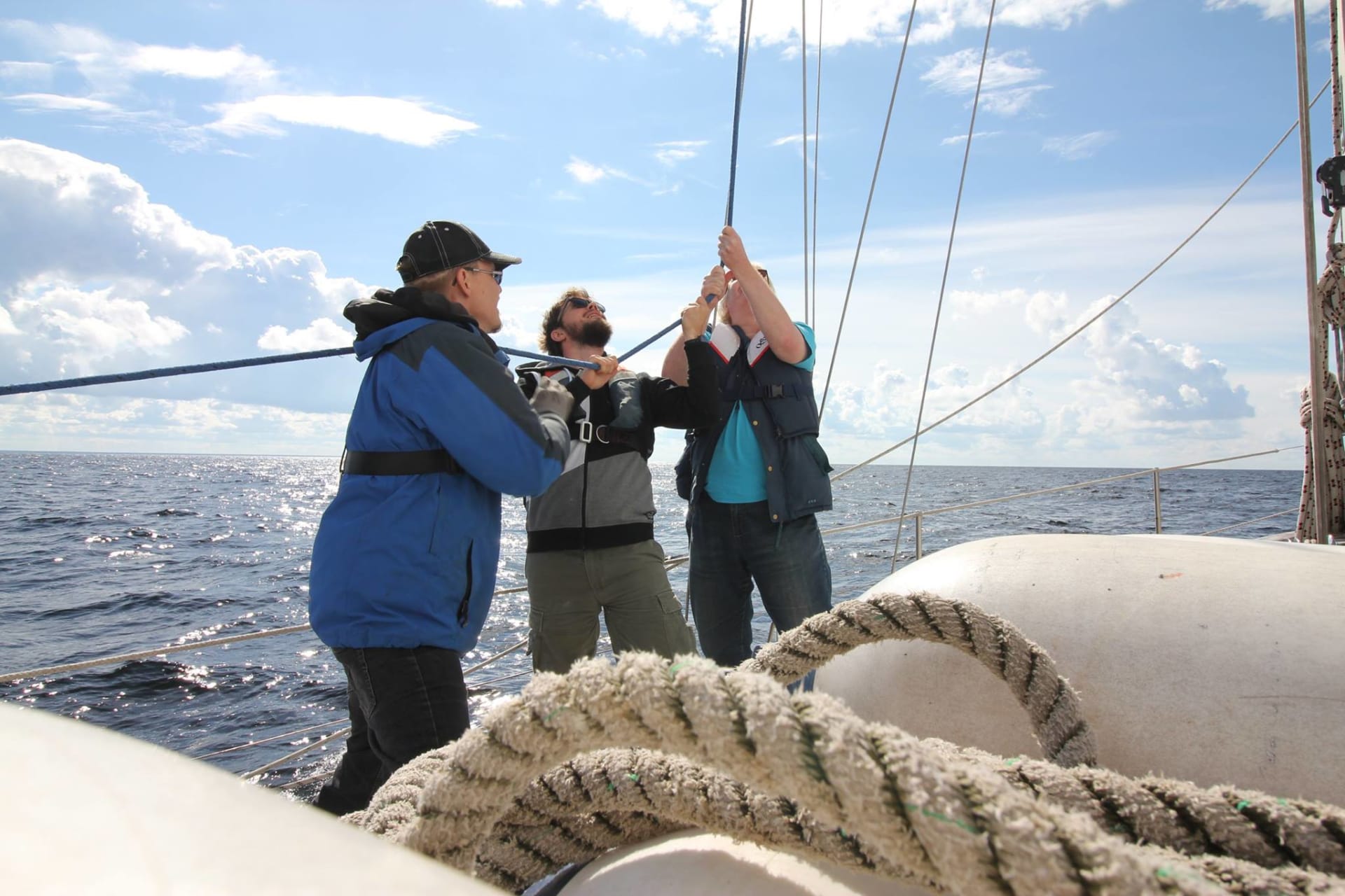 Yhteisellä purjehduksella tiimi hitsautuu yhteen.