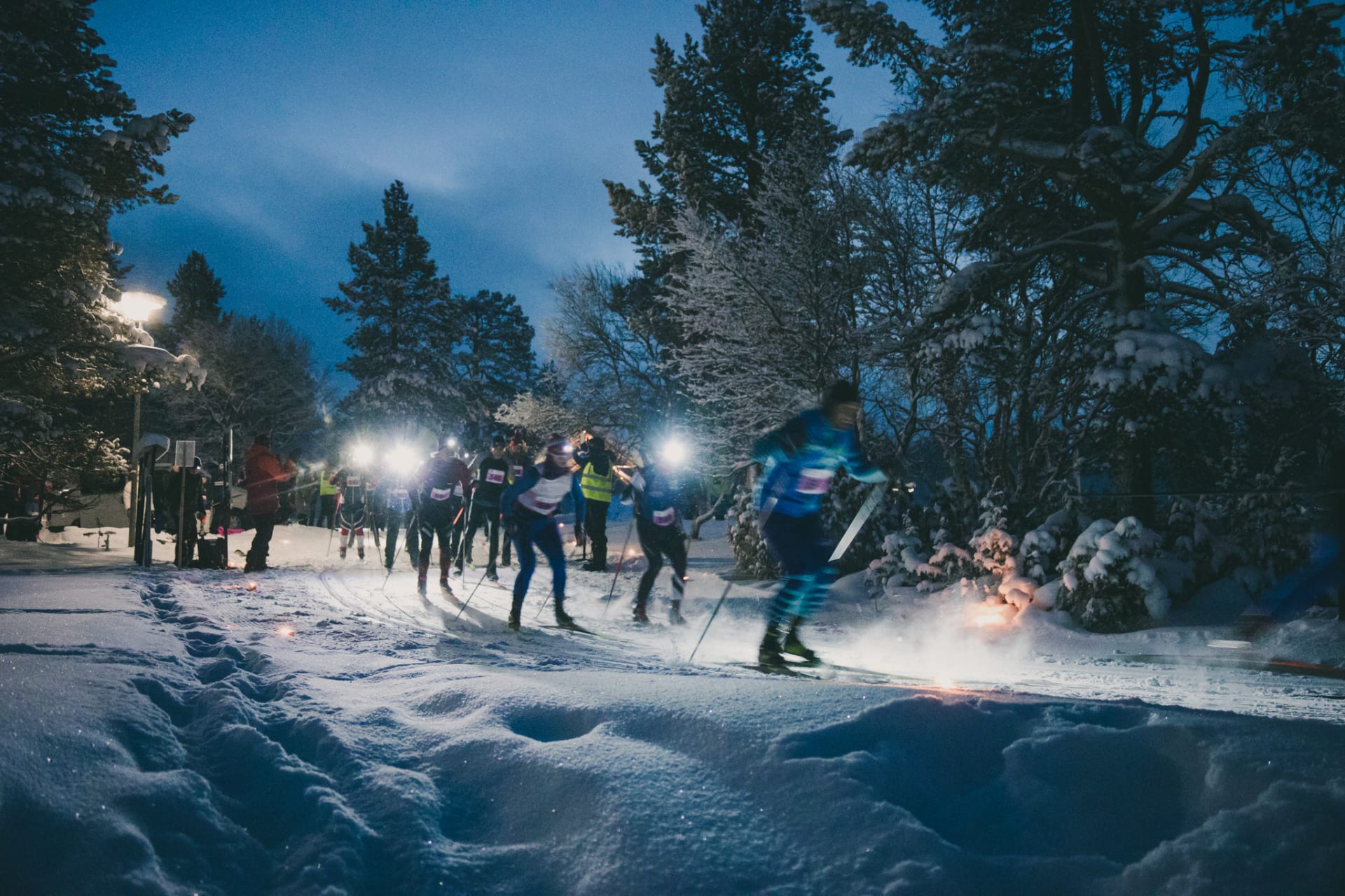 Kiilopäähiihdon kilpasarjan lähtijöitä. 
