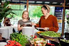 MIkkelipuiston ravintola Greenerissä nautitaan maiseman lisäksi herkullisesta lounaasta äitienpäivänä