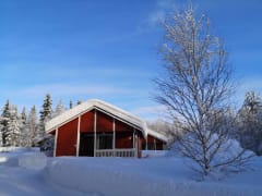 Seita mökki talvella