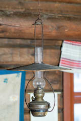 Vanha öljylamppu riippuu museon katosta.